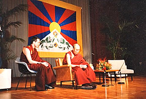 Der Dalai Lama schaut sich Photo des Messias an